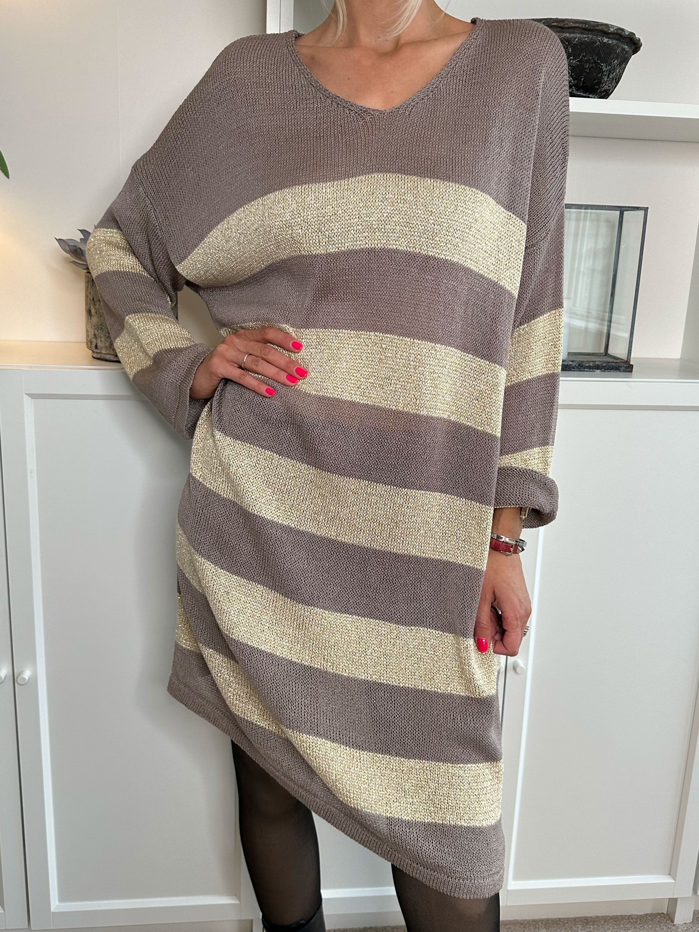 Dima Dress - Stickad klänning i viskos med guldränder och v-ringning